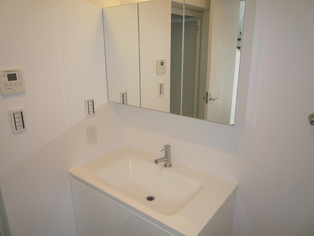 Wash basin, toilet. Vanity with shower