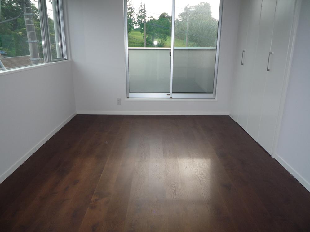 Non-living room. It is the main bedroom. Is golf Fujigaoka look out the window.