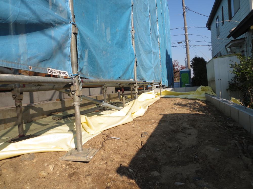 Garden. There is a garden on the south side.