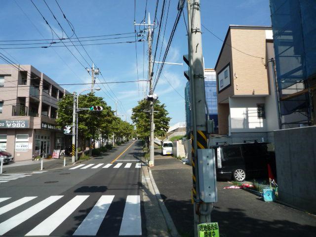 Local photos, including front road. Local (August 2013) Shooting Sidewalk has been in place since impassable with confidence small children. 1-minute walk to the bus stop.