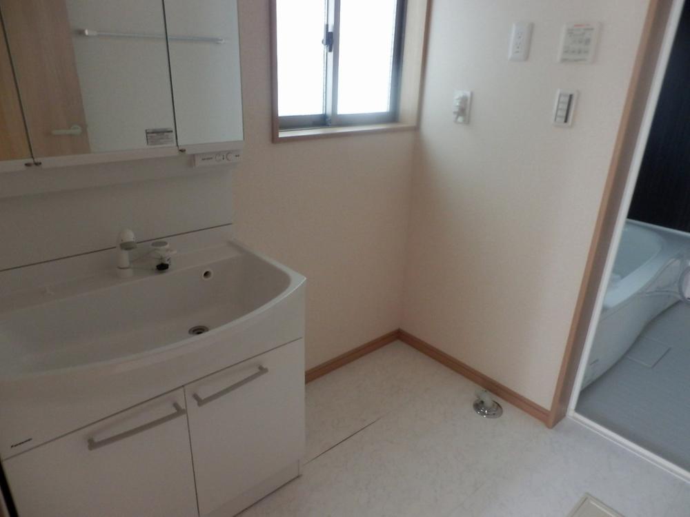 Wash basin, toilet. Washroom photo Shooting date 2013 / 12 / 23