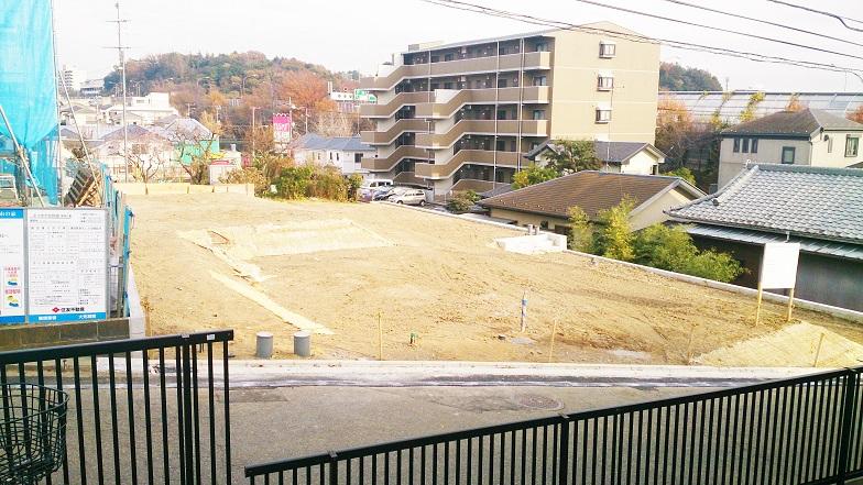 Local photos, including front road. The width of the front road 6.5M Also done smoothly put garage. Local (12 May 2013) Shooting