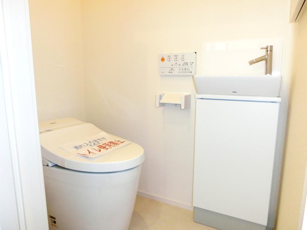 Toilet. Hand wash with toilet (Building 2)