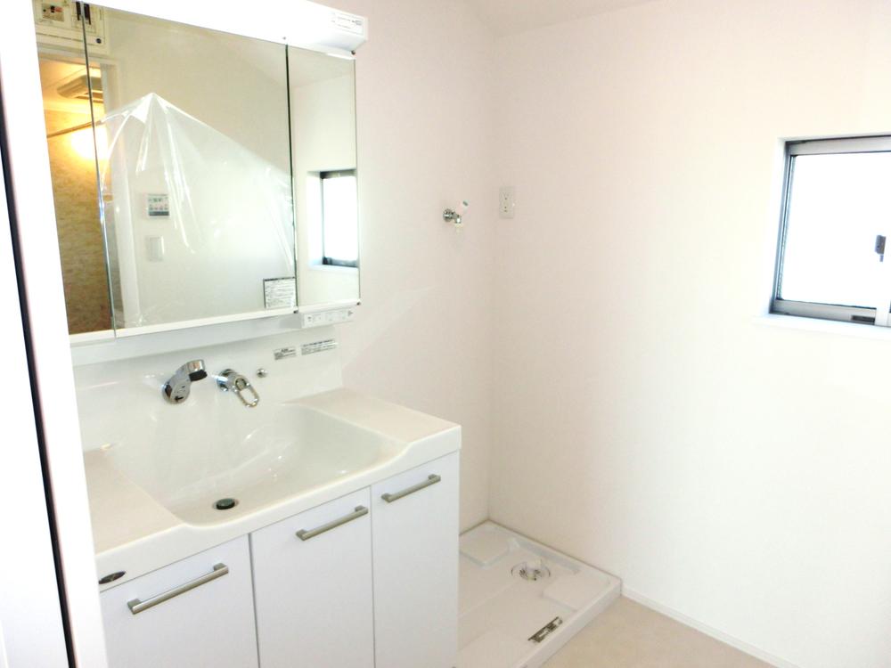 Wash basin, toilet. Shampoo dresser washbasin (Building 2)