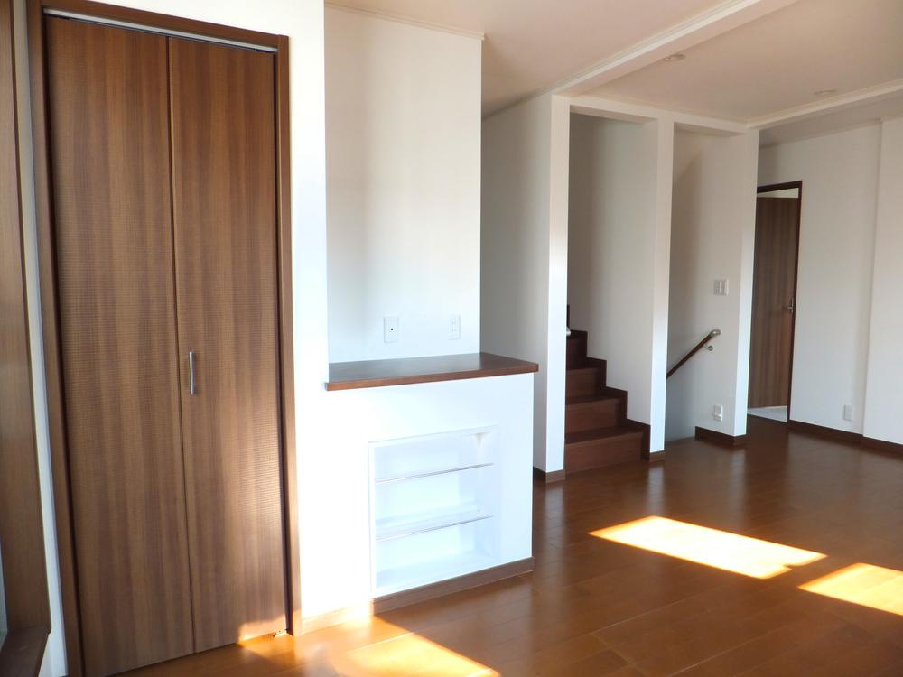 Same specifications photos (living). Lighting also ensure in the living room with a top light, Bright living.