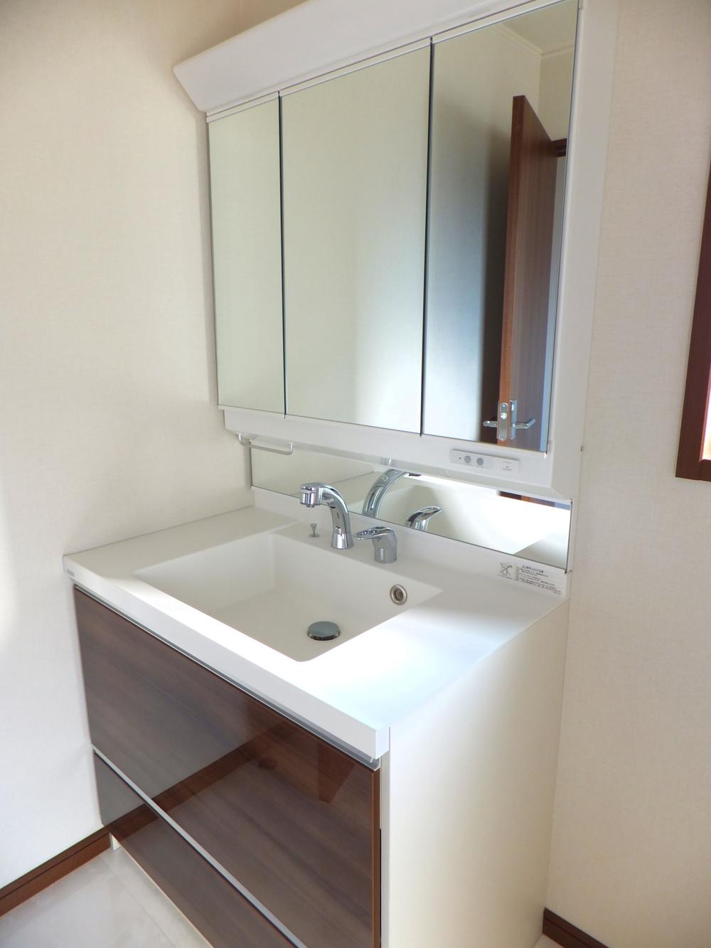 Same specifications photos (Other introspection). Three-sided mirror type is plenty of storage capacity.