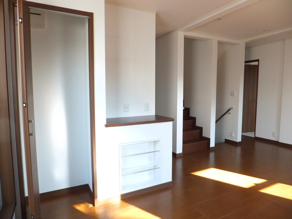 Same specifications photos (living). Lighting also ensure in the living room with a top light, Bright living.