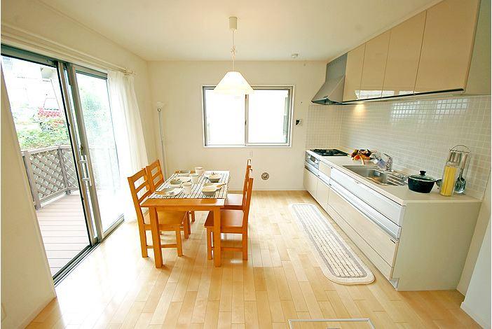 Same specifications photos (living). Same construction company construction cases