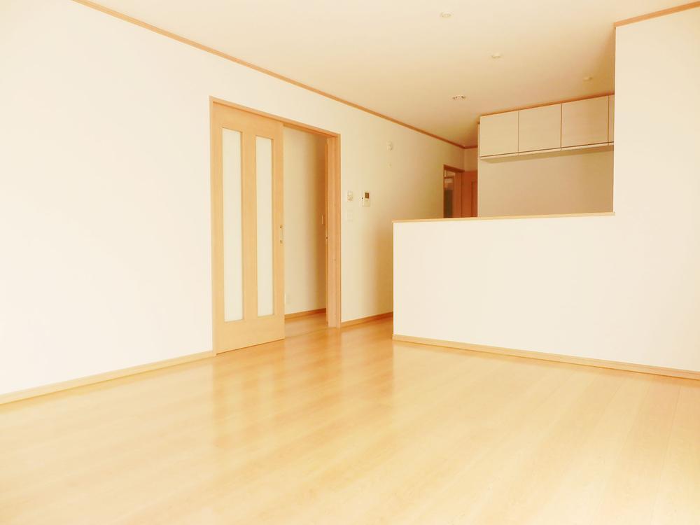 Same specifications photos (living). With under-floor heating in the spacious living room! There was also winter, Comfortable to spend it in the family! In each room with storage, Is the storage capacity of the attic storage There is also substantial! (The company specification example)