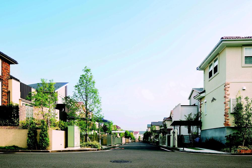 Sale already cityscape photo. The "sky and green is beautiful." Wide road feel is to produce a harmony of the city skyline.