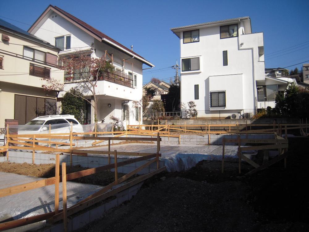 Local photos, including front road. It is flat from the road