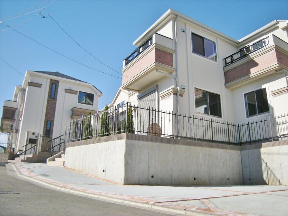 Local appearance photo. 2 Building front