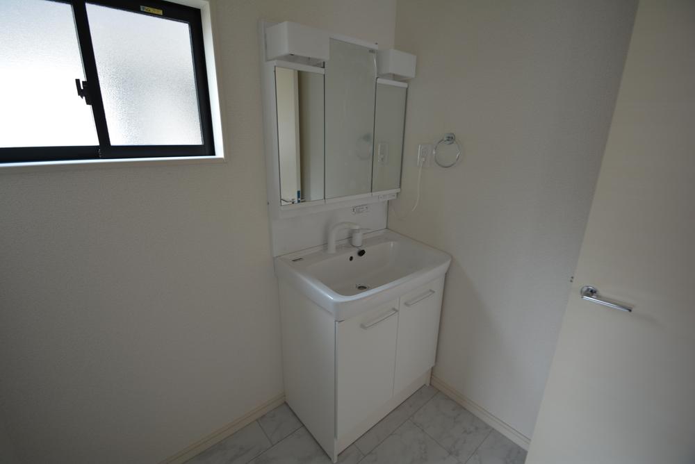 Wash basin, toilet. Indoor (12 May 2013) Shooting 1 Building