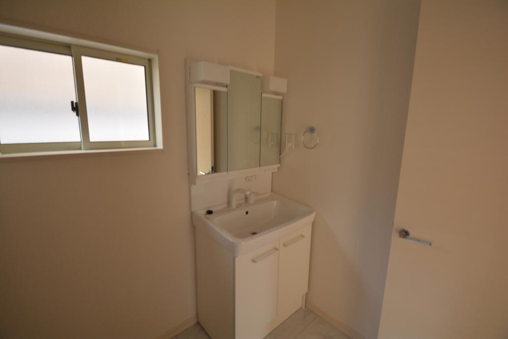 Wash basin, toilet. Indoor (12 May 2013) Shooting Building 2