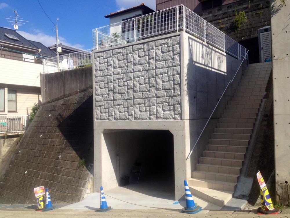 Local appearance photo. Local (September 2013) Shooting Underground garage was completed.