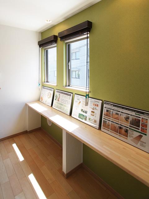 Other introspection. In one corner of the living room we placed the family library. Study space for children Ya, Or even the corner examined at a personal computer, Such as the resting place of the interval of the wife of housework, Using it is different. (MH counter)