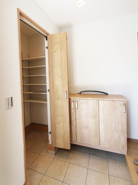 Entrance. The entrance provided with a shoe closet, Such as strollers and golf bag in addition to footwear, It Shimae clean up hobby tools. (MH entrance)