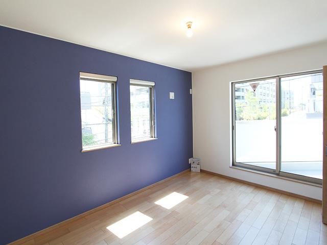 Non-living room. Light plug from the large windows, Cross gives a stylish impression that by changing the color only one side. (MH room)