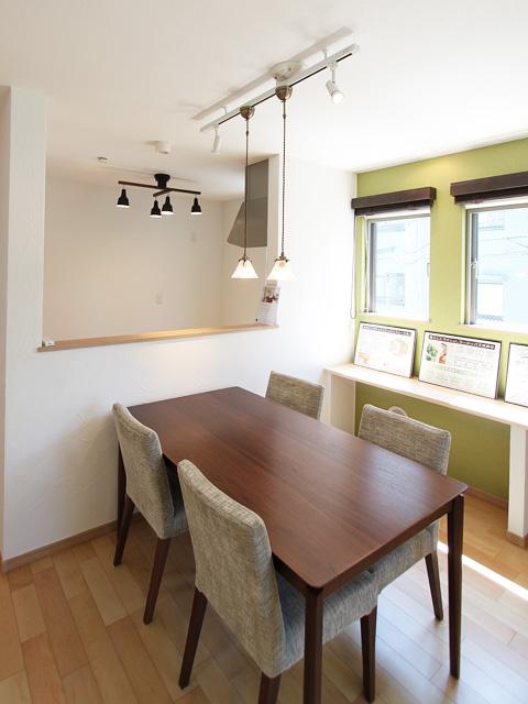 Living. Counter kitchen with delivery of meals can be comfortably is, Conversation with the family can enjoy, even while the dishes. (MH dining)