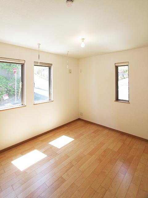 Construction ・ Construction method ・ specification. Use the natural wood composite flooring to flooring. Like always want to have in the barefoot, Gentle texture is characterized by. Sticking to the material, It gives you the comfort and calm to the people who live.