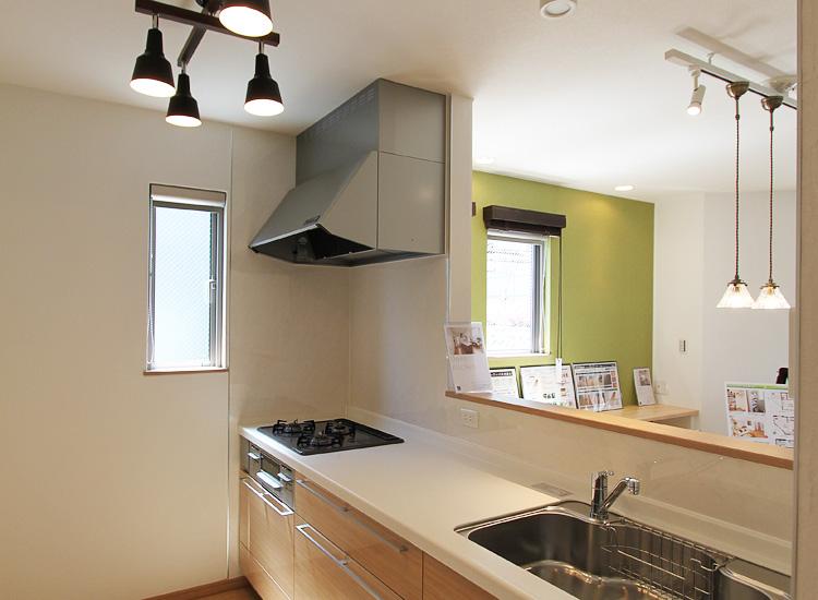 Kitchen. It took to spread the width, Easy-to-use system kitchen with a window. Since the all-sliding, Kitchen utensils is also taken out of Ease. (MH kitchen)