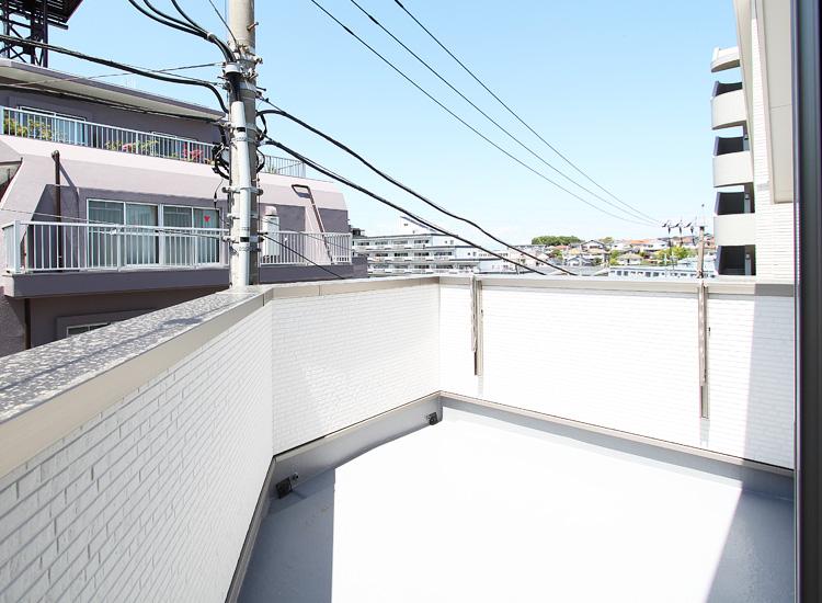 Balcony. Balcony Hoseru a lot of laundry and futon. By many to roof balcony, It has secured the width and depth. Much space drink a little gardening and tea will rise to room. (balcony)