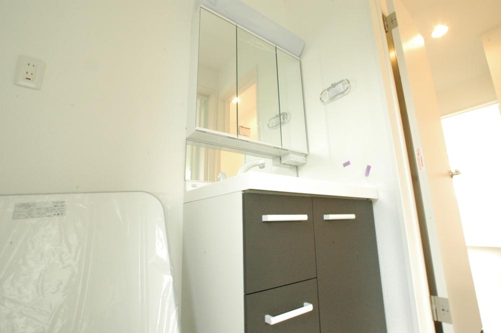 Wash basin, toilet. Room (August 2013) Shooting 1 Building