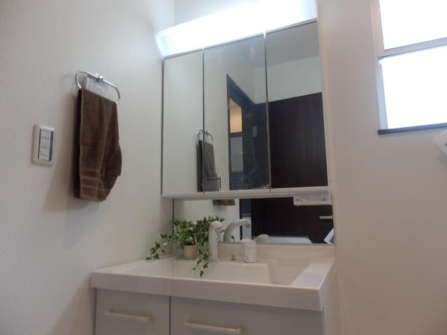 Wash basin, toilet. Indoor (10 May 2013) Shooting Building 2