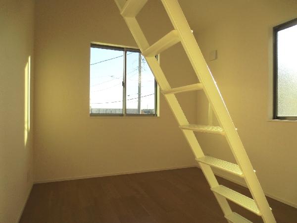 Non-living room. The approximately 5.3 Pledge of Western-style comes with a loft.