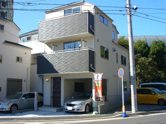 Local appearance photo. Yang per at the corner lot sense ・ Open feeling good