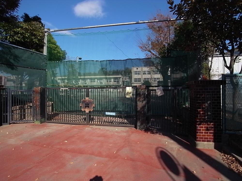 Primary school. This large primary school of 730m schoolyard until the elementary school in Yokohama Tateyama.