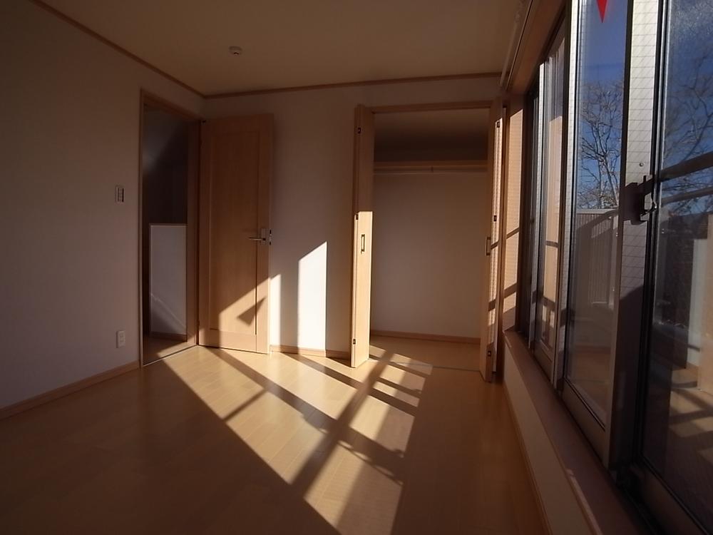 Non-living room. It will be in a room where sunlight is plugged.