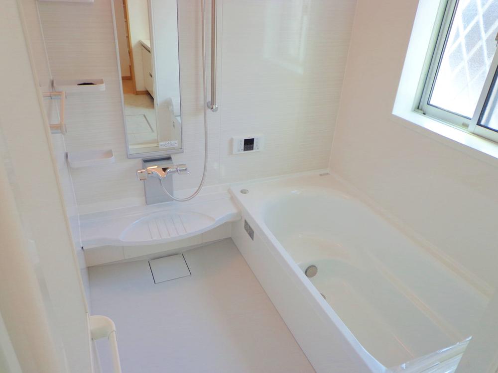 Bathroom. Adopt a seismic system bus of 1 pyeong size. Bench bus type energy-saving tub for sitz bath can be, Bathroom Dryer also standard equipment.