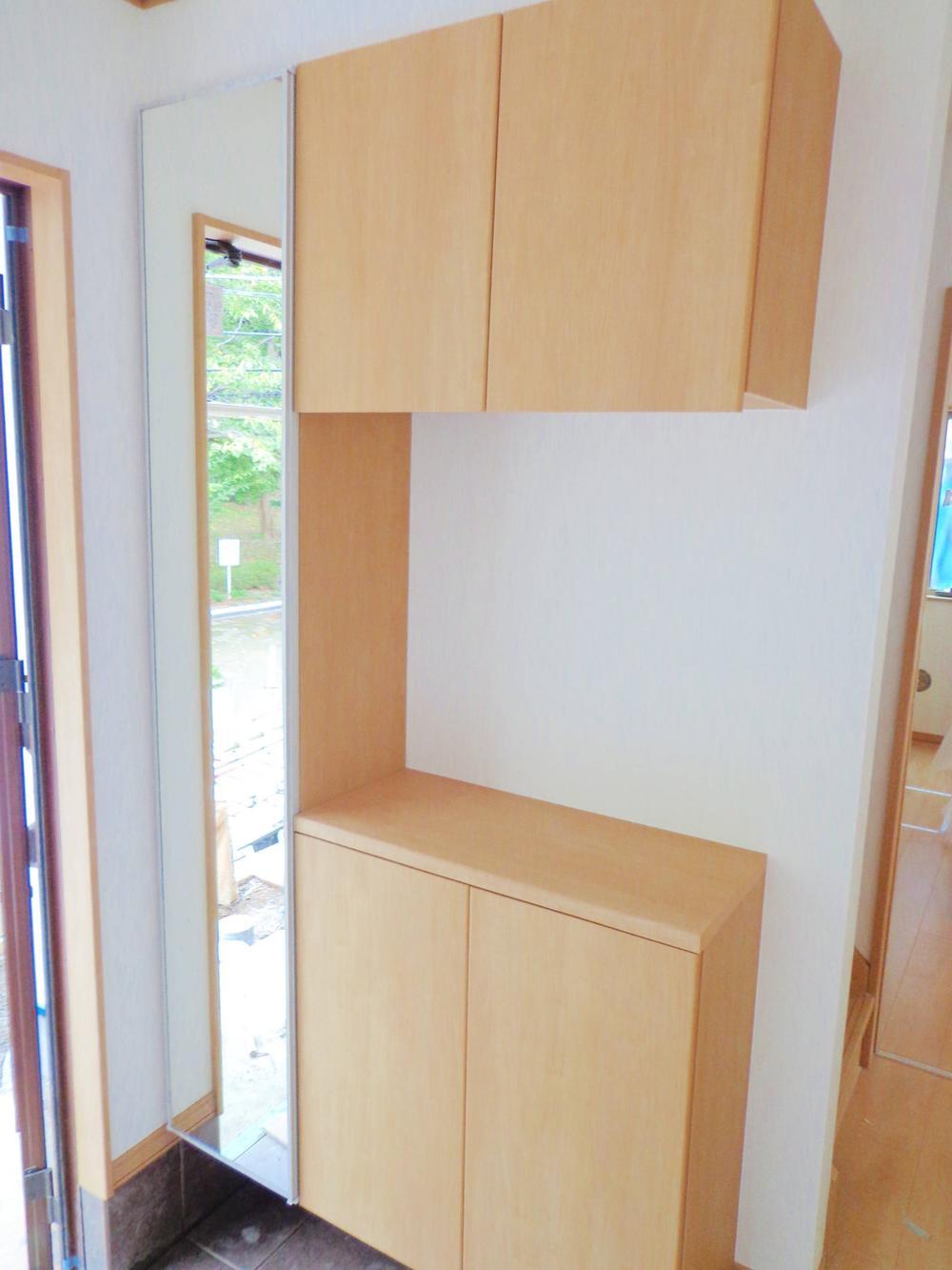 Receipt. Shoe box with a figure mirror.