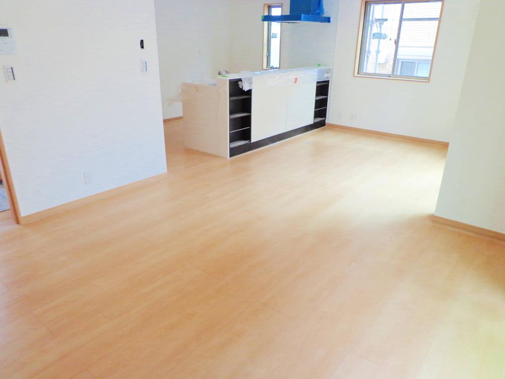 Living. Spacious living-dining space leisurely. Produce a living space the floor material is calm of wood tone warm.