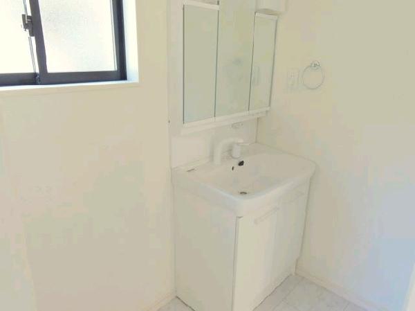 Wash basin, toilet. There is also a bright wash windows