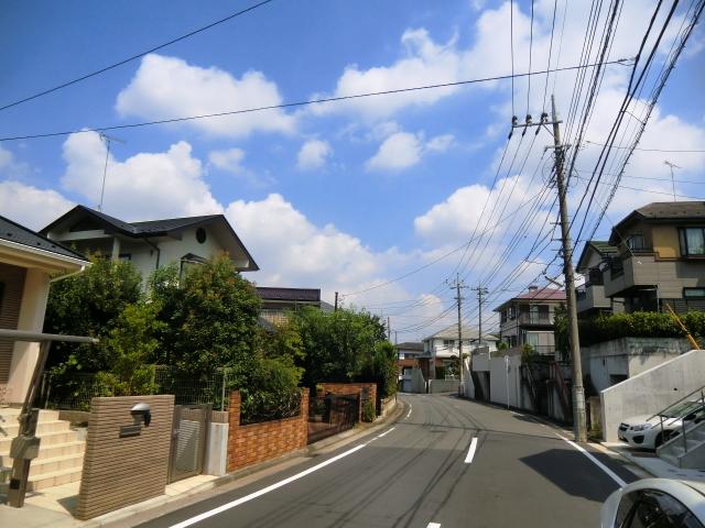 Streets around. Eda-cho is the wide streets of the 100m front side to close. Environment is good in the compartment maintenance areas