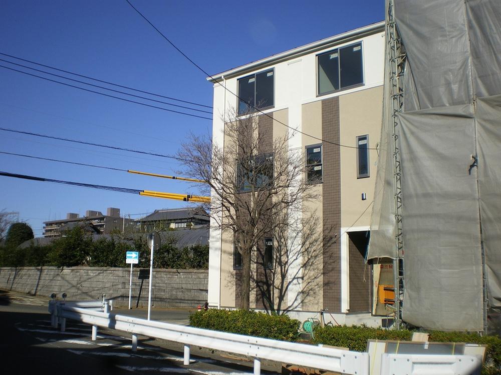 Local appearance photo. You can go in less than 10 minutes 2 Station walk.