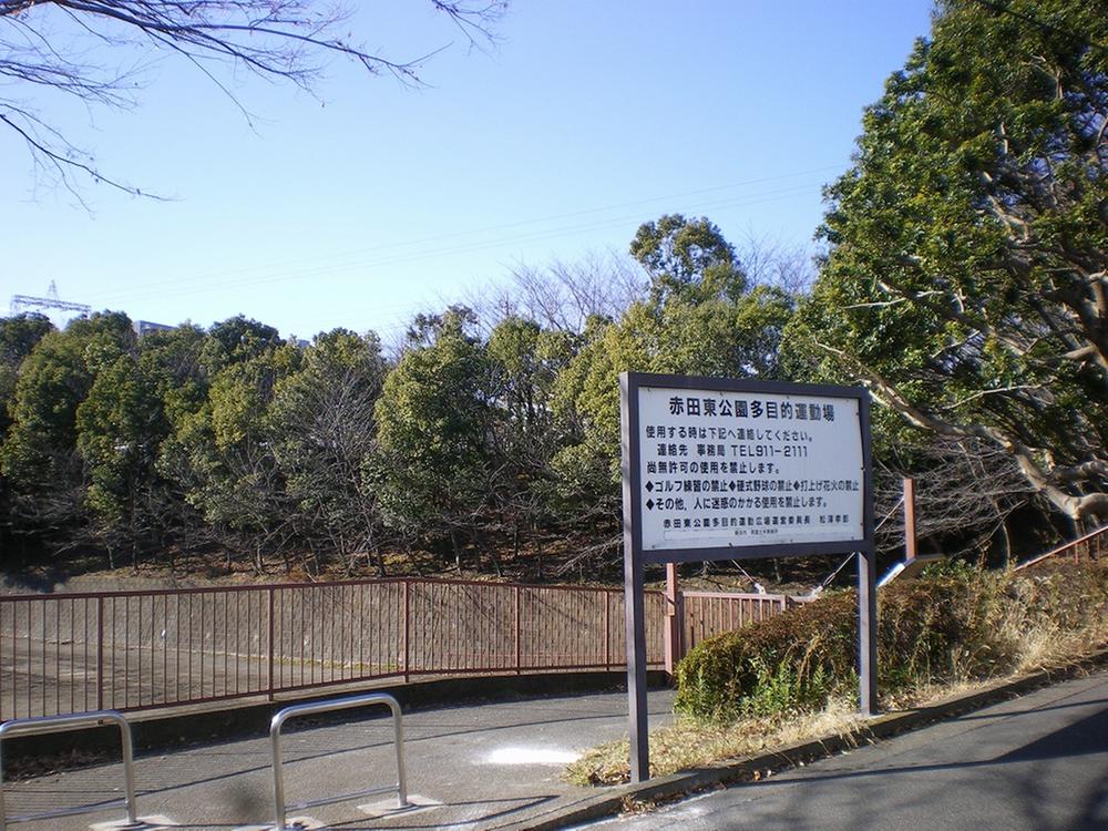 park. It is 150m to Akada East Park multi-purpose playground.