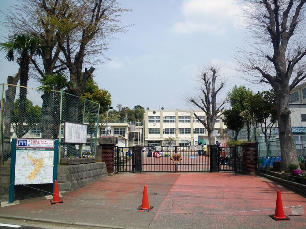 Primary school. Is a 800m walk 10 minutes to the elementary school Yamauchi.