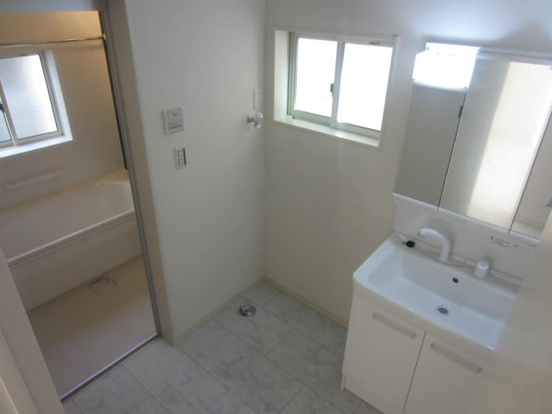 Wash basin, toilet. Indoor (11 May 2013) Shooting