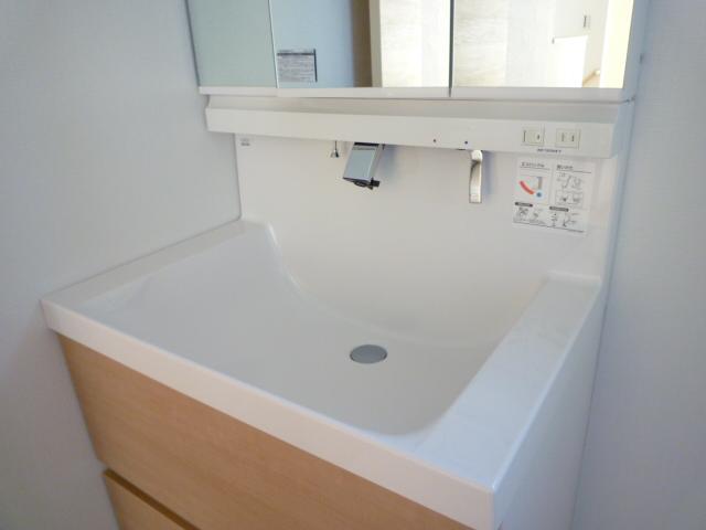 Wash basin, toilet. Of the three-sided mirror type is washstand