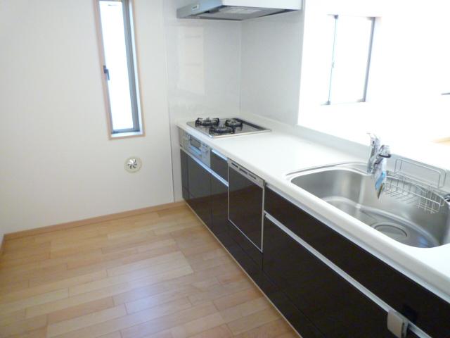 Kitchen. All building face-to-face dishwashing kitchen