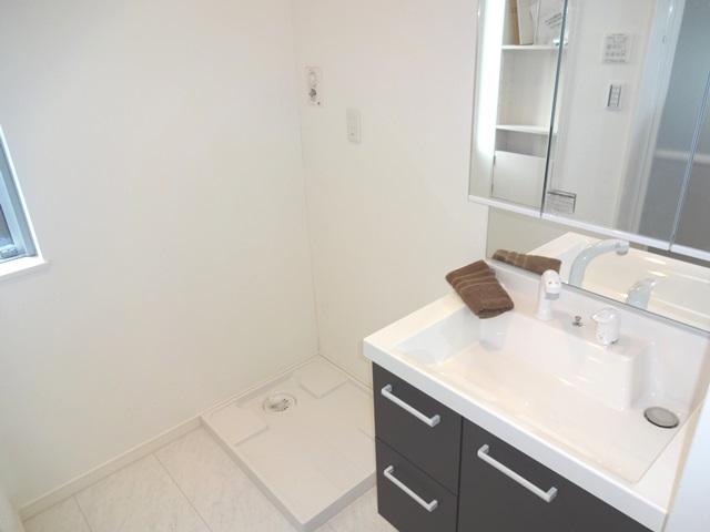 Wash basin, toilet. 1 Building bathroom