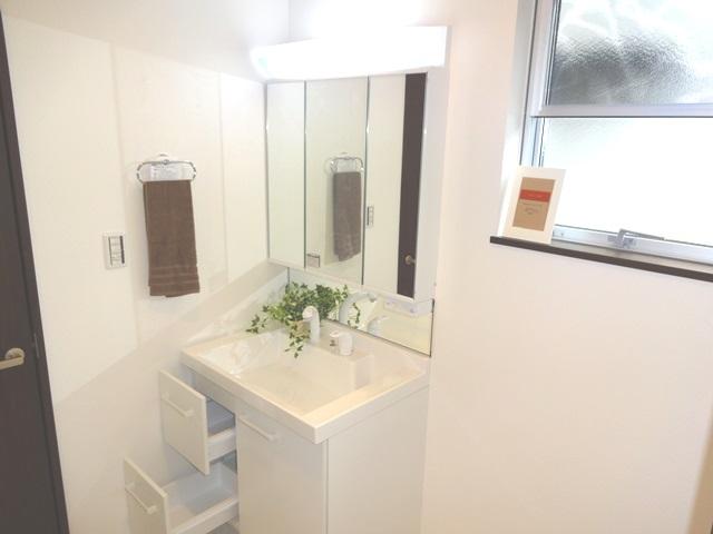 Wash basin, toilet. Building 2 bathroom