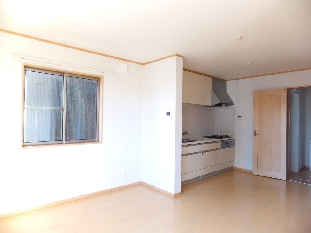 Living. Living 13.5 Pledge stuck to the lighting, Insert a bright sunlight.