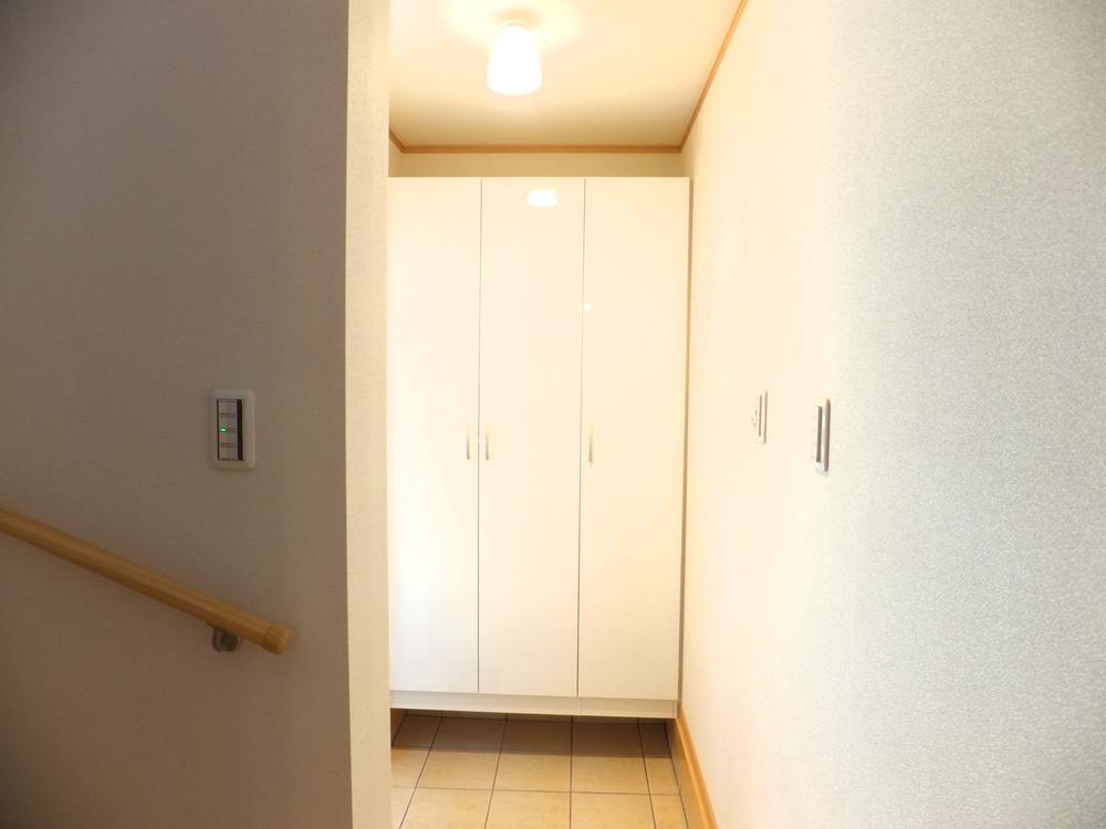 Entrance. Storage capacity of the shoe closet is big.