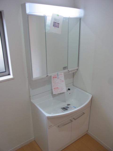 Wash basin, toilet. Pat convenient three-sided mirror type grooming!