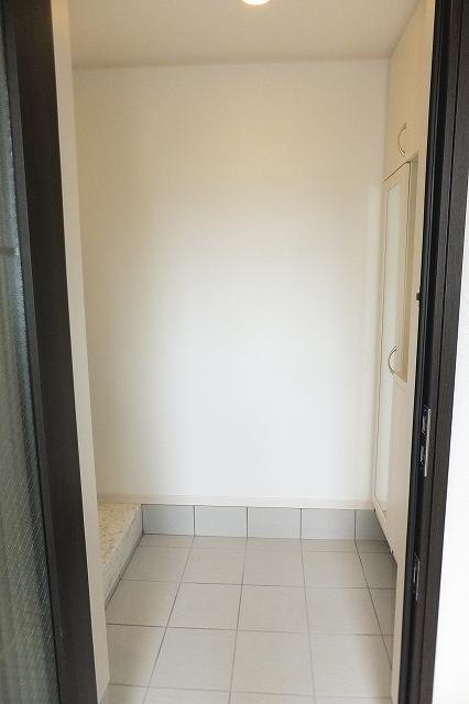 Entrance. Indoor (October 8, 2013) Shooting