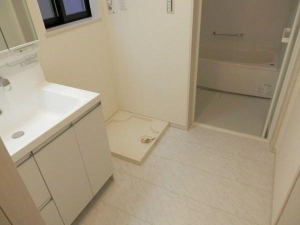 Wash basin, toilet. Indoor (10 May 2013) Shooting